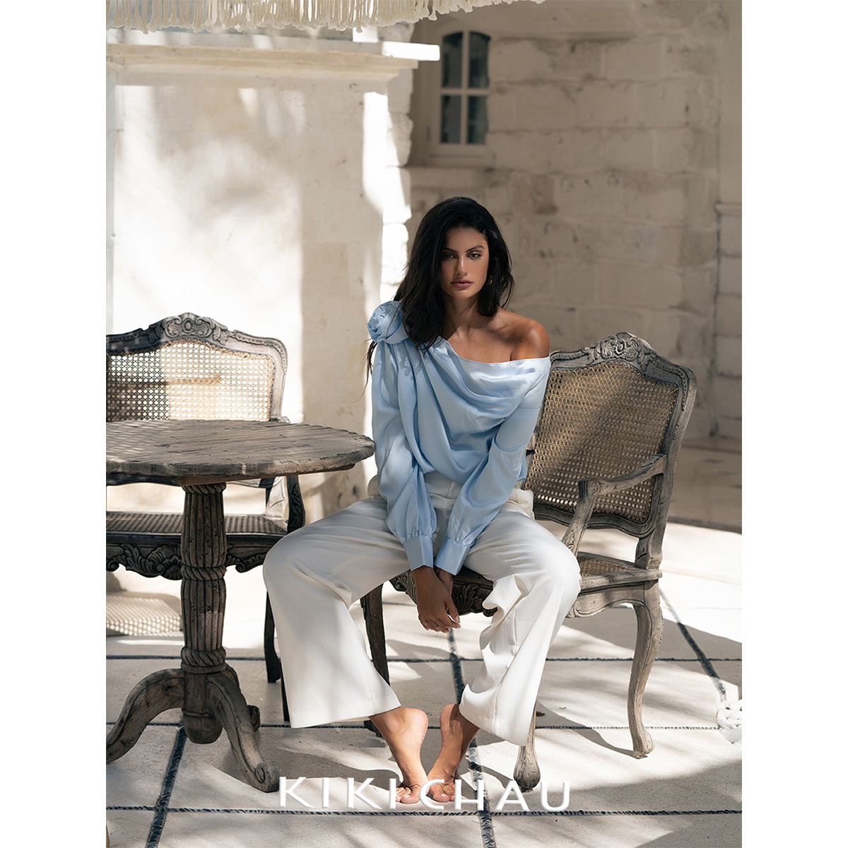 KIKI CHAU'LILIANA’蓝色&白色花朵斜肩衬衫