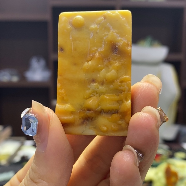 用***装蛇纹石玉未镶嵌颈饰