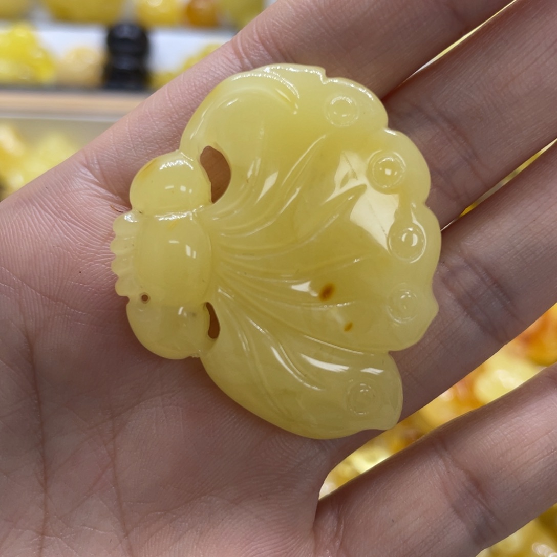 未镶嵌琥珀裸石8.3克蝴蝶