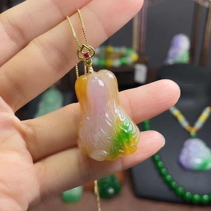 翡翠未镶嵌吊坠(赠链)