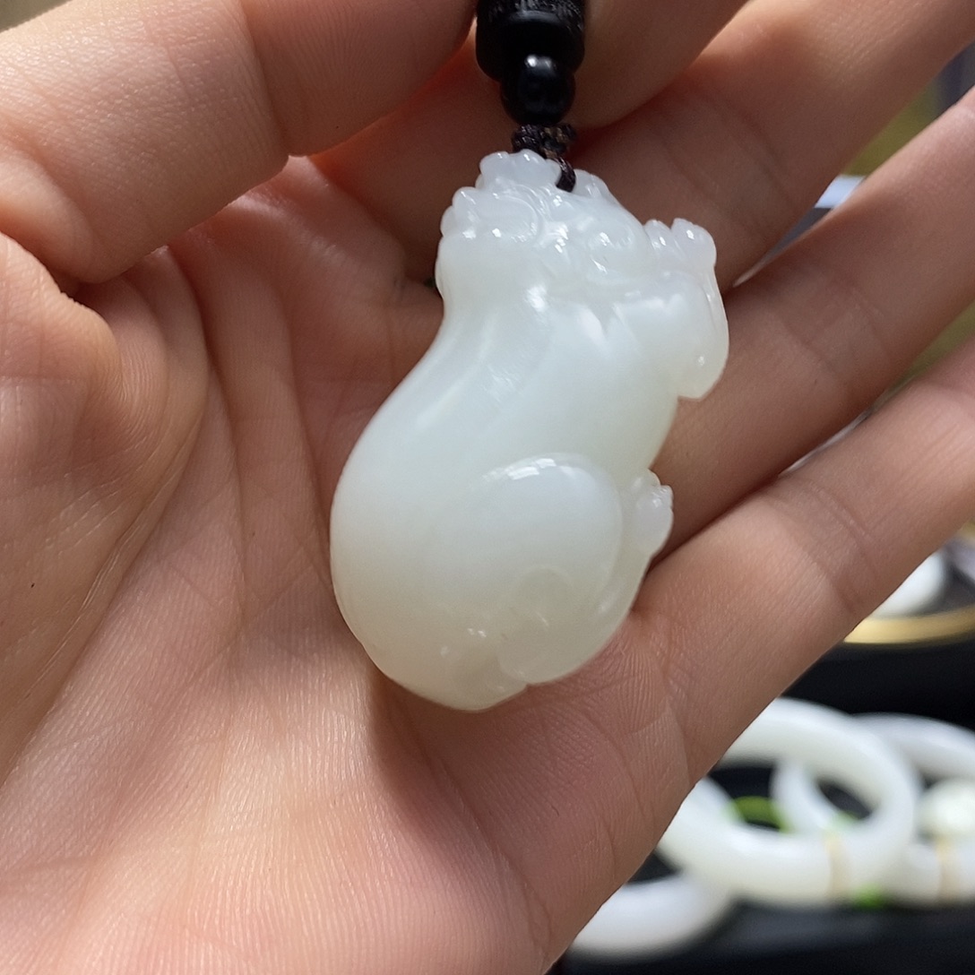 姐***儿和田玉未镶嵌颈饰