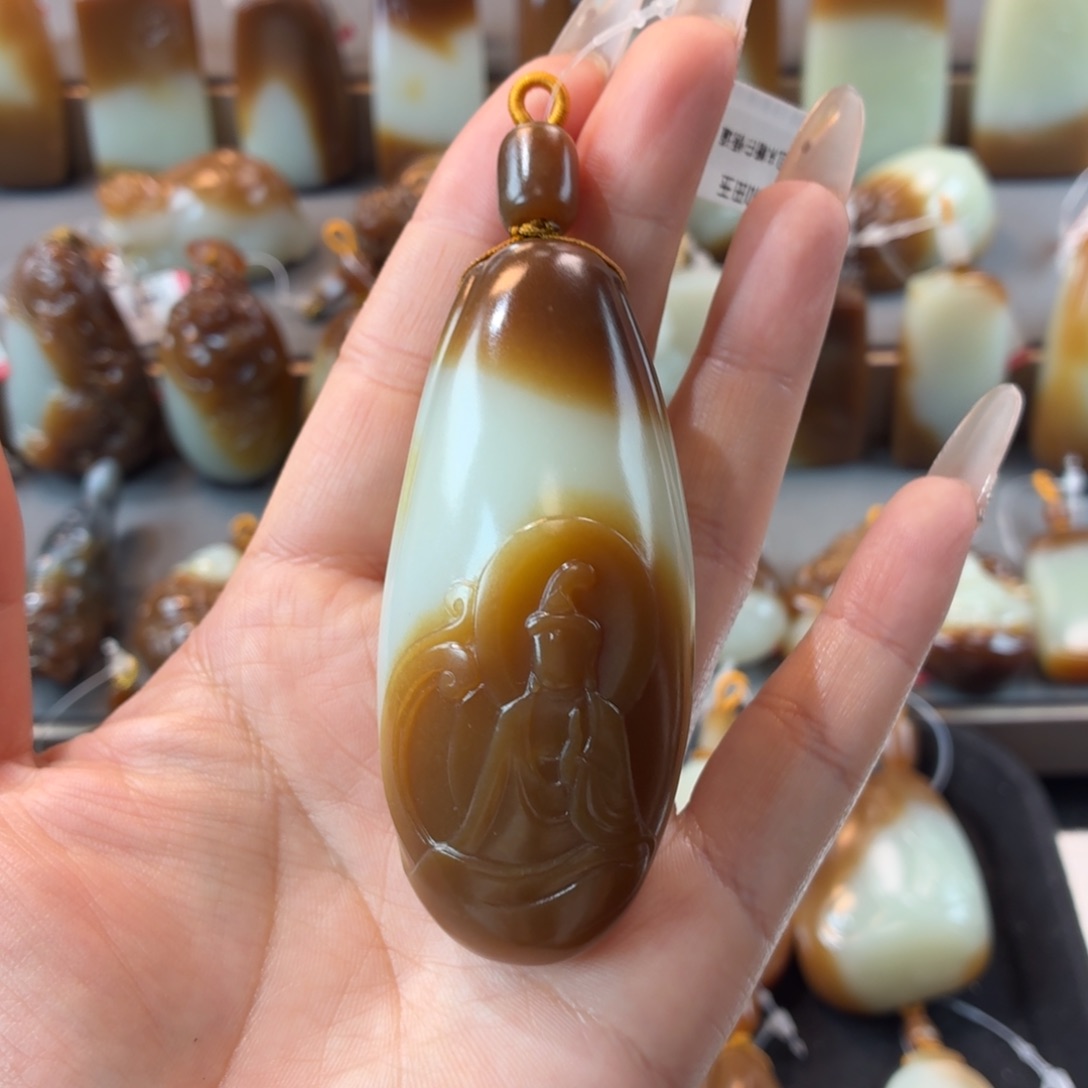 爱***倪和田玉未镶嵌颈饰