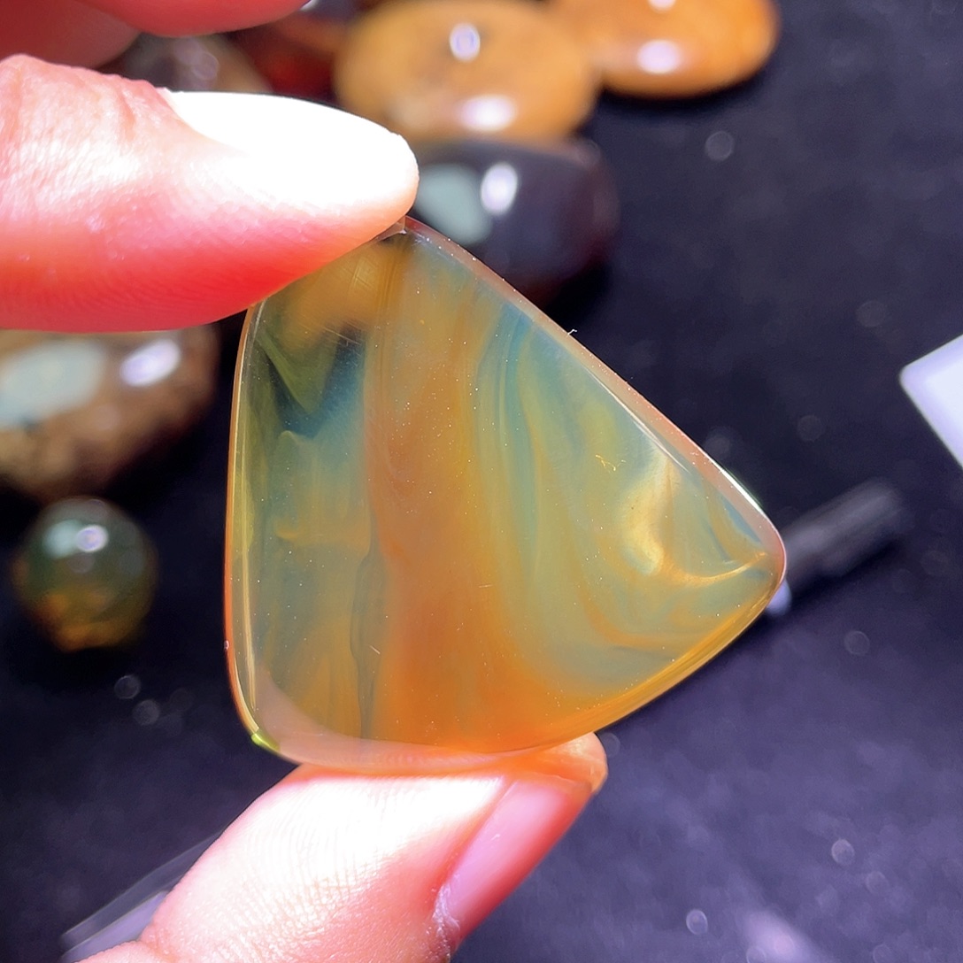 琥珀裸石未镶嵌，