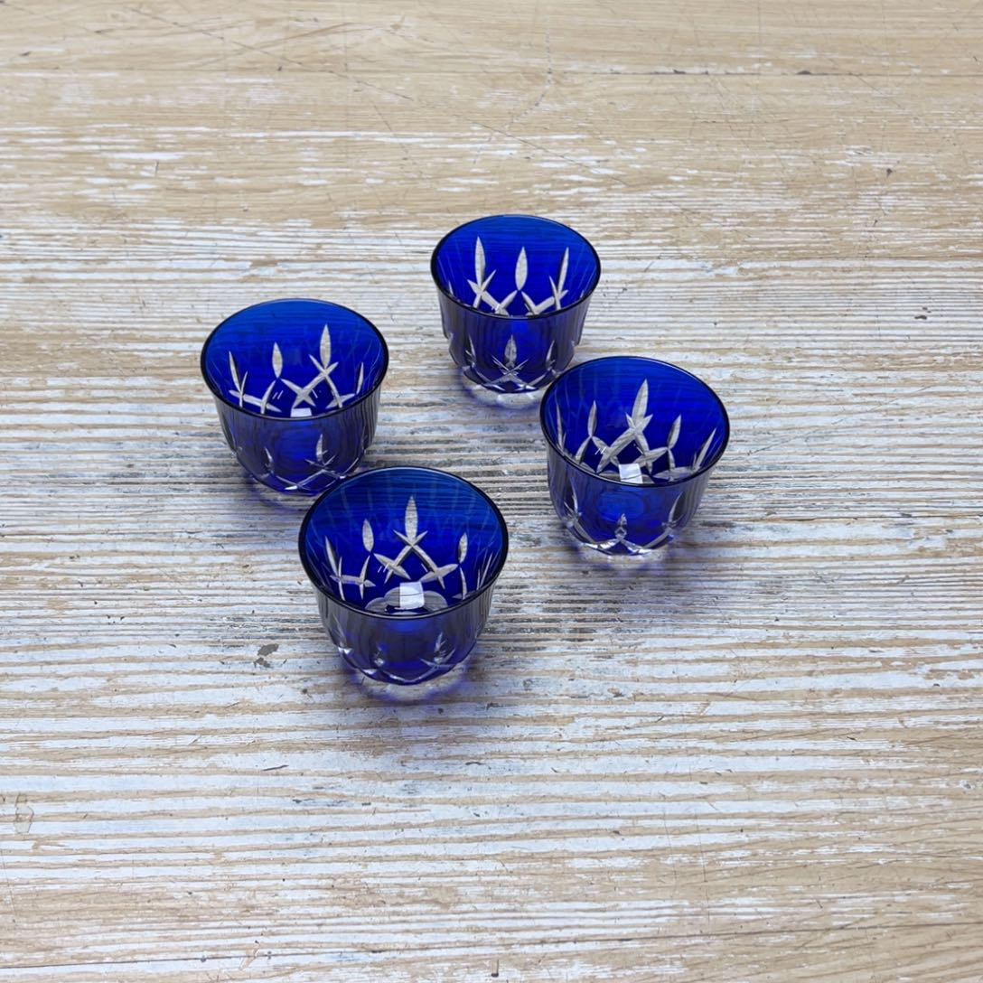 瓷片密密麻麻地排列在一起