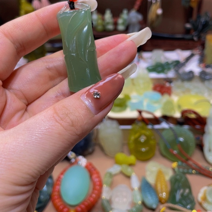 蛇纹石玉颈饰未镶嵌