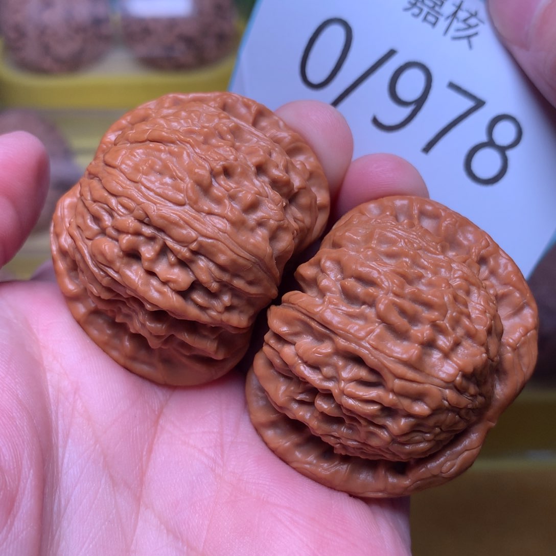 文玩核桃把件红皮闷白41