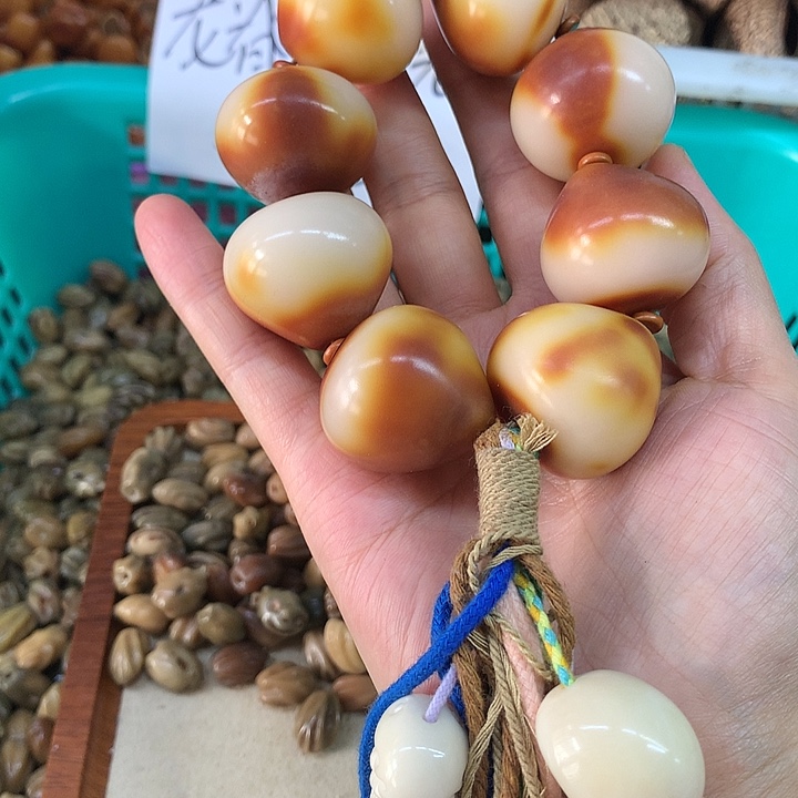 千眼菩提吊坠佛心果金包玉手持