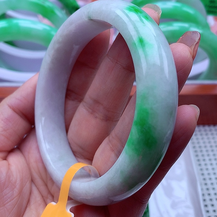 翡翠手镯未镶嵌翡翠