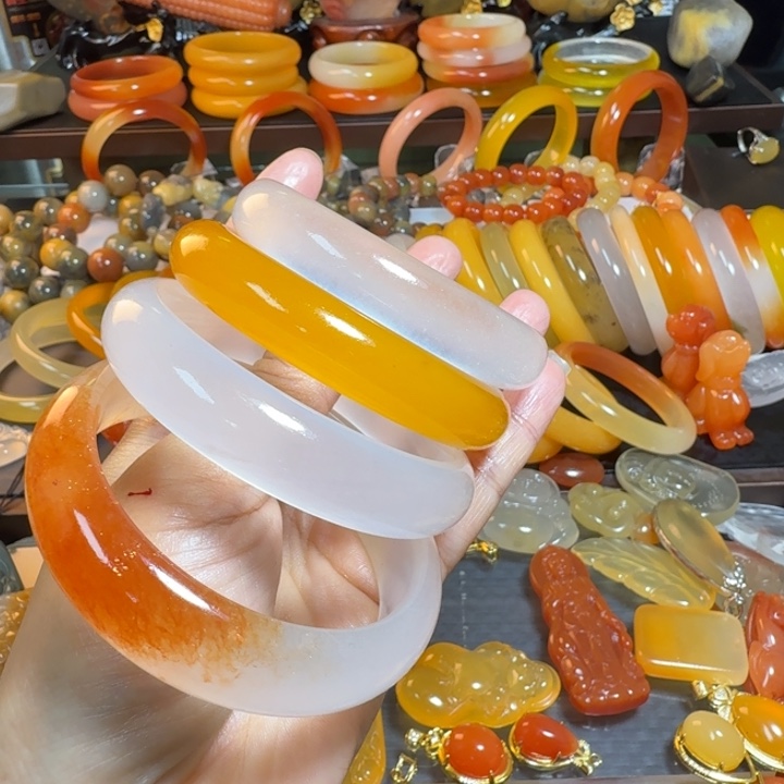 绿***情石英质玉（金丝玉）未镶嵌颈饰