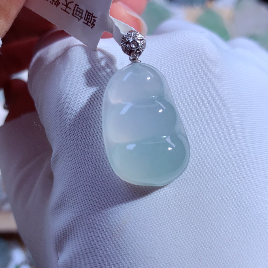 翡翠吊坠(不含链)18K金镶嵌福豆