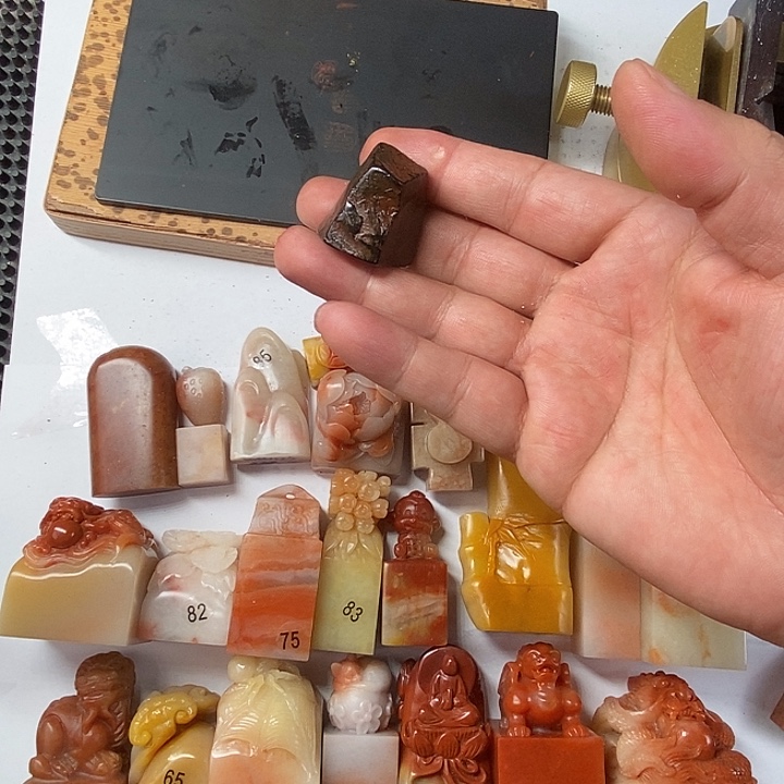 老***。寿山石现场直播篆刻