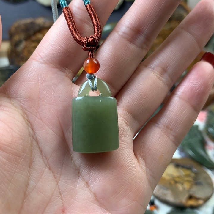 透闪石质玉挂件未镶嵌