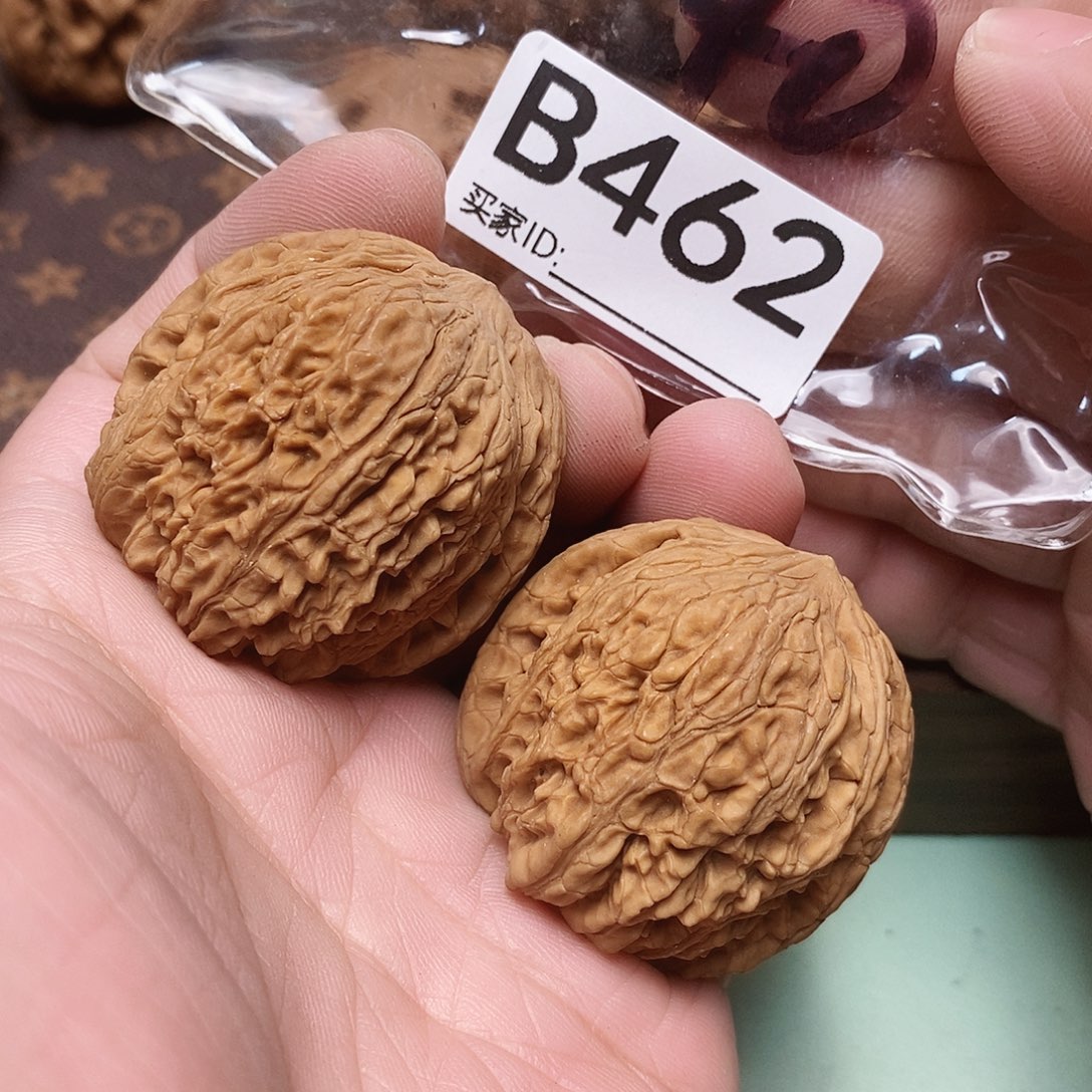 把件文玩核桃绣球。