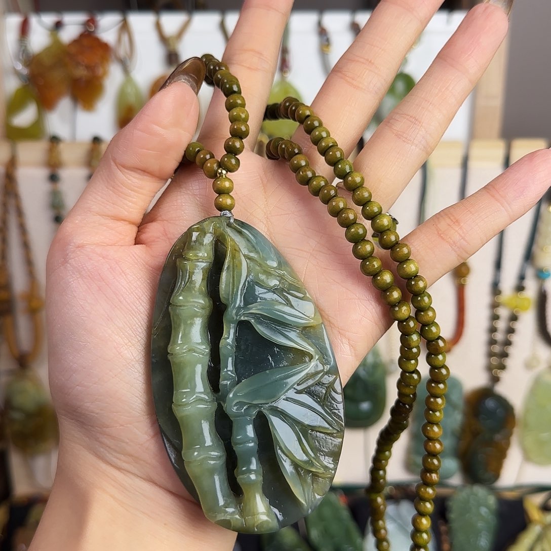 性***螂蛇纹石玉未镶嵌颈饰