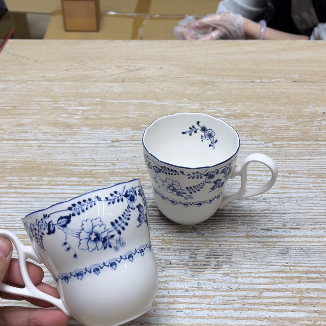 瓷片密密麻麻地排列着一个大