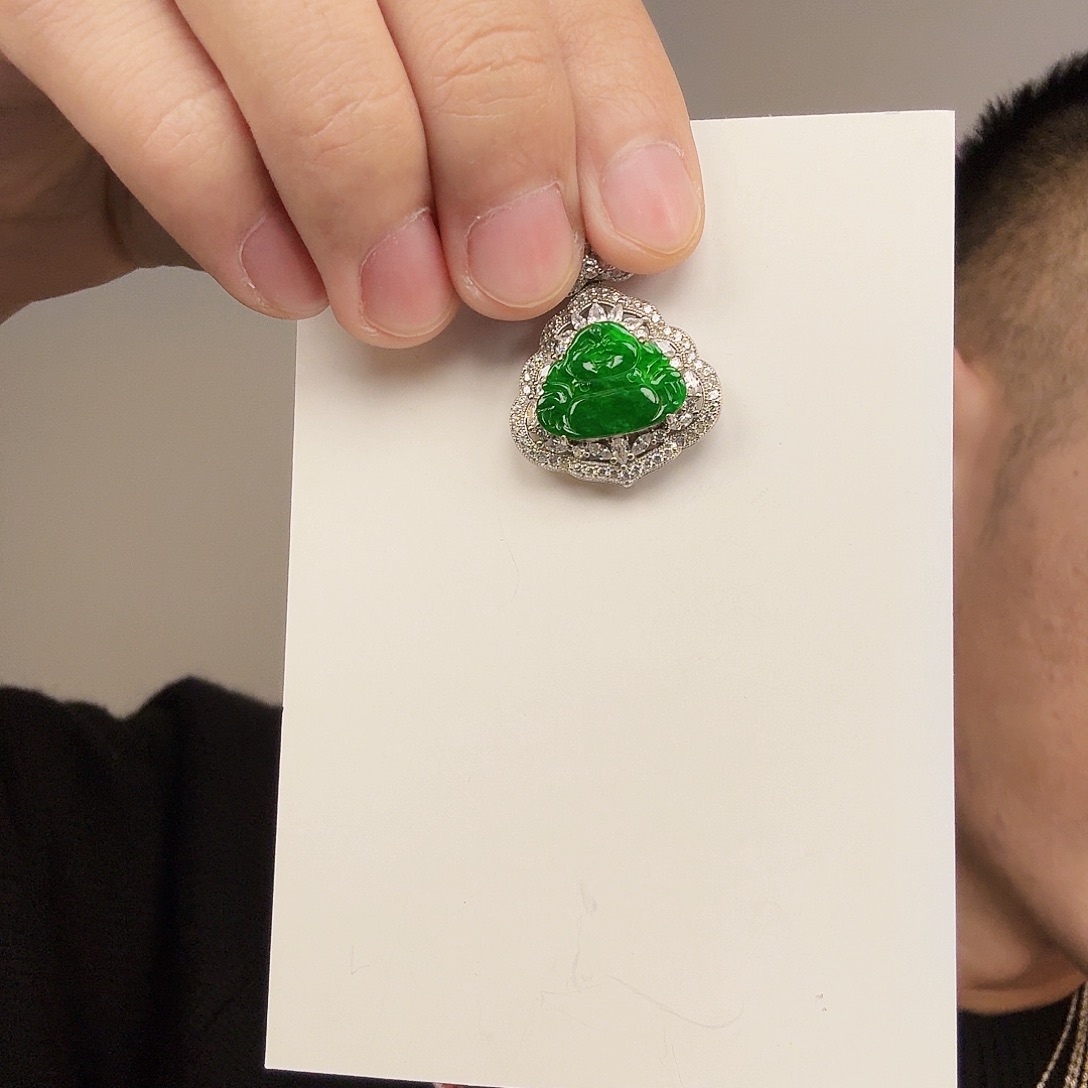 翡翠未镶嵌颈饰一件