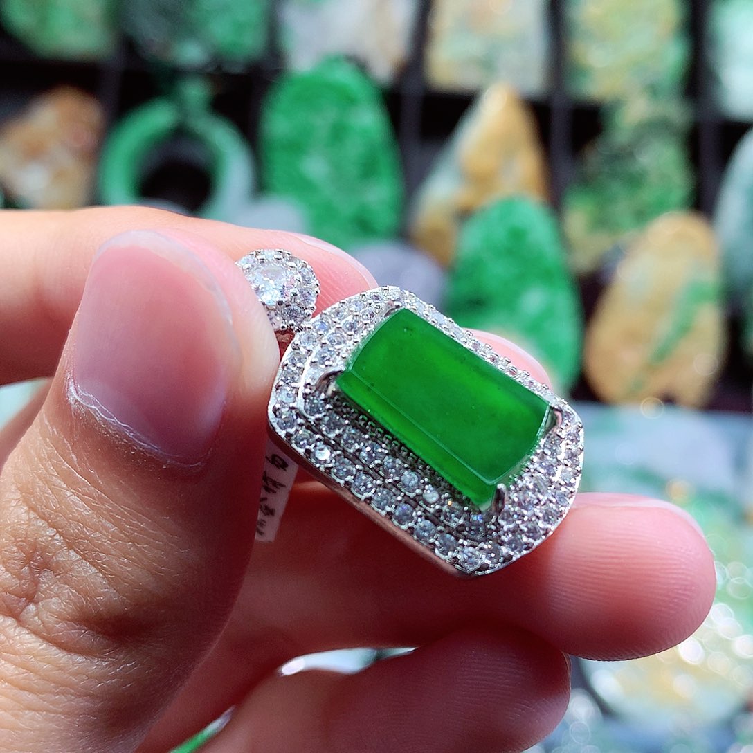 翡翠未镶嵌颈饰挂件