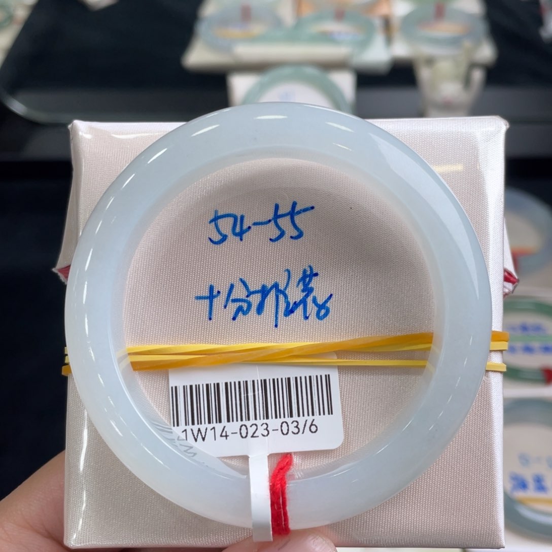 翡翠手镯未镶嵌翡翠手镯