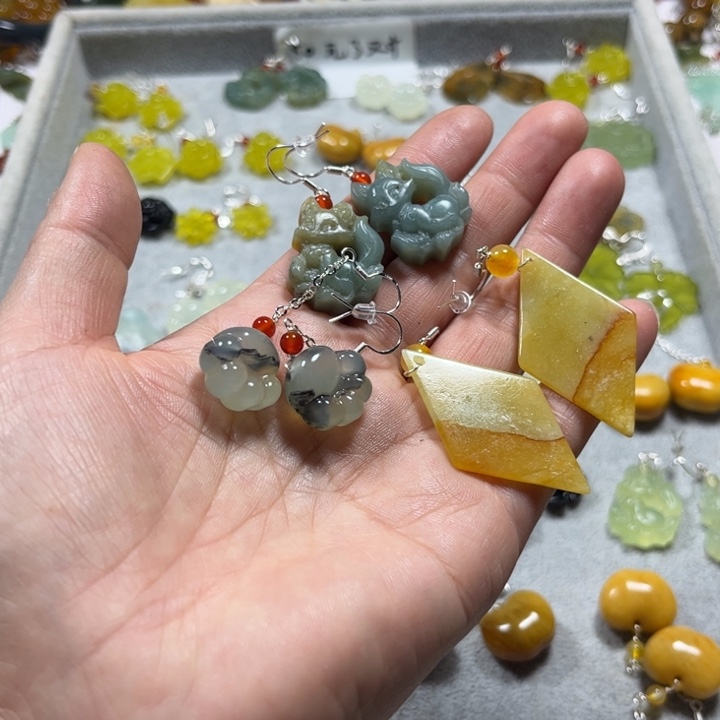 蛇纹石玉未镶嵌耳饰