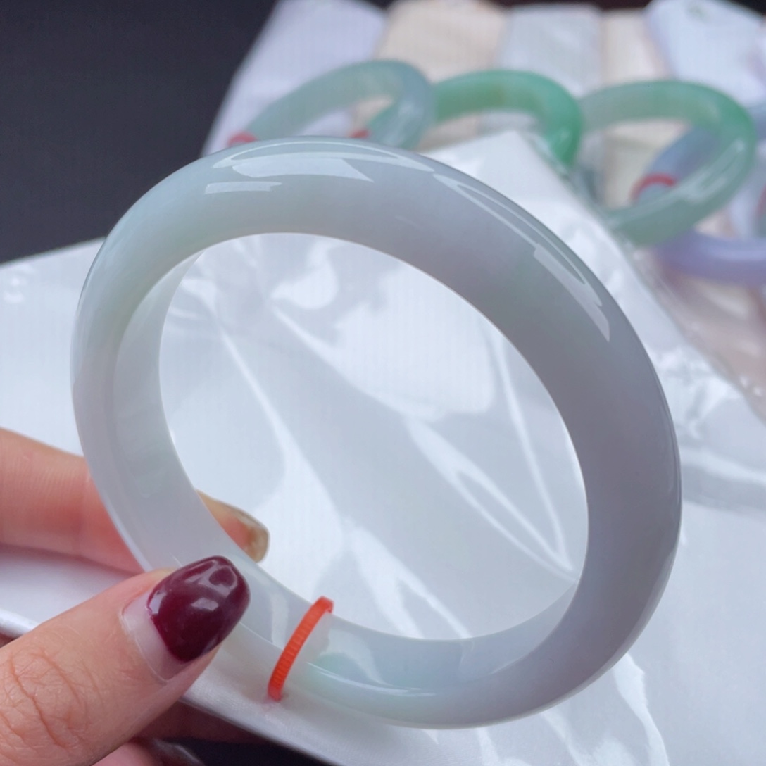 翡翠手镯（圆镯）未镶嵌鲁*西60圈