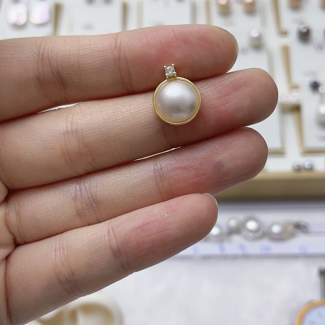 芳****淡水珍珠银S925镶嵌耳饰