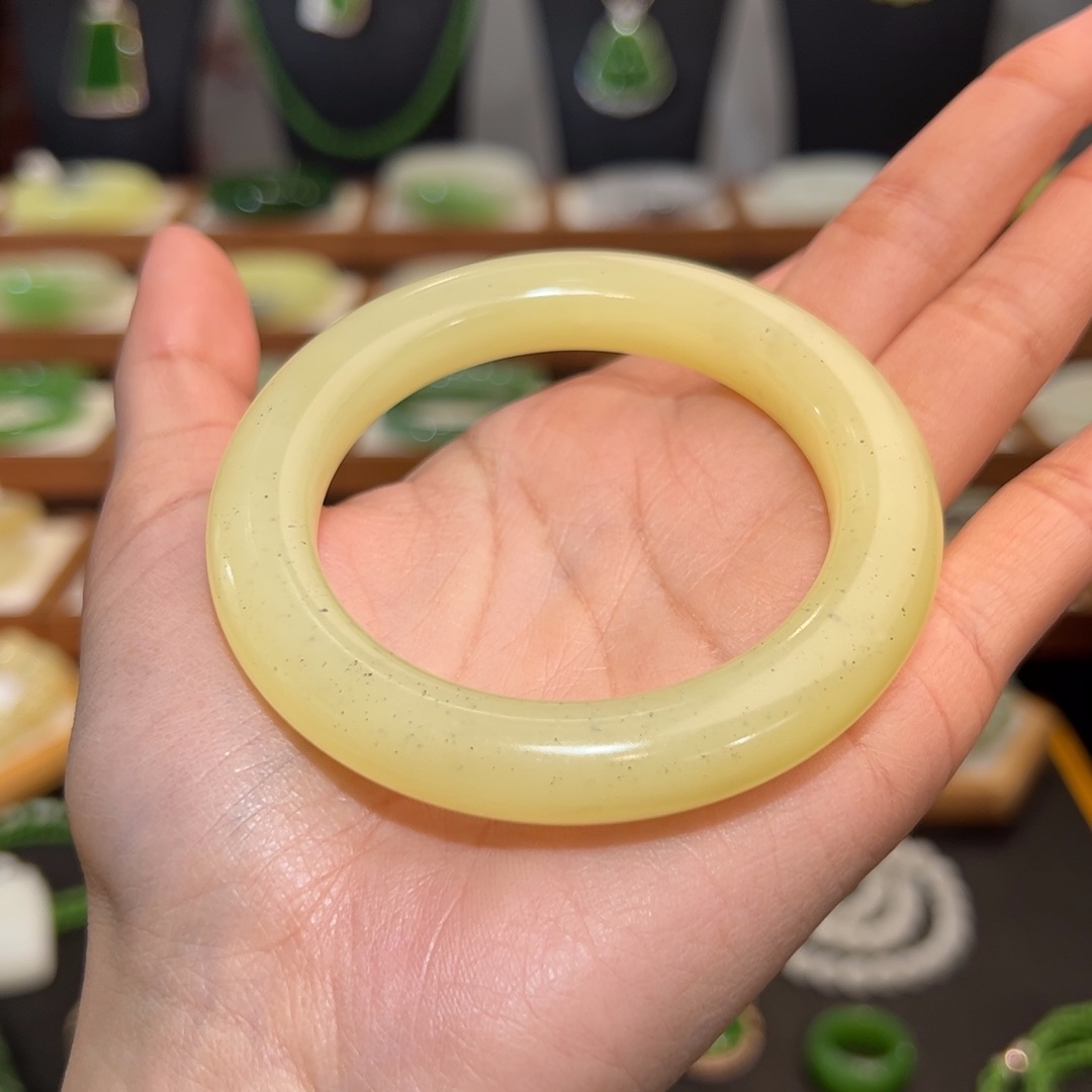 和田玉未镶嵌手镯新疆若羌点墨黄口54