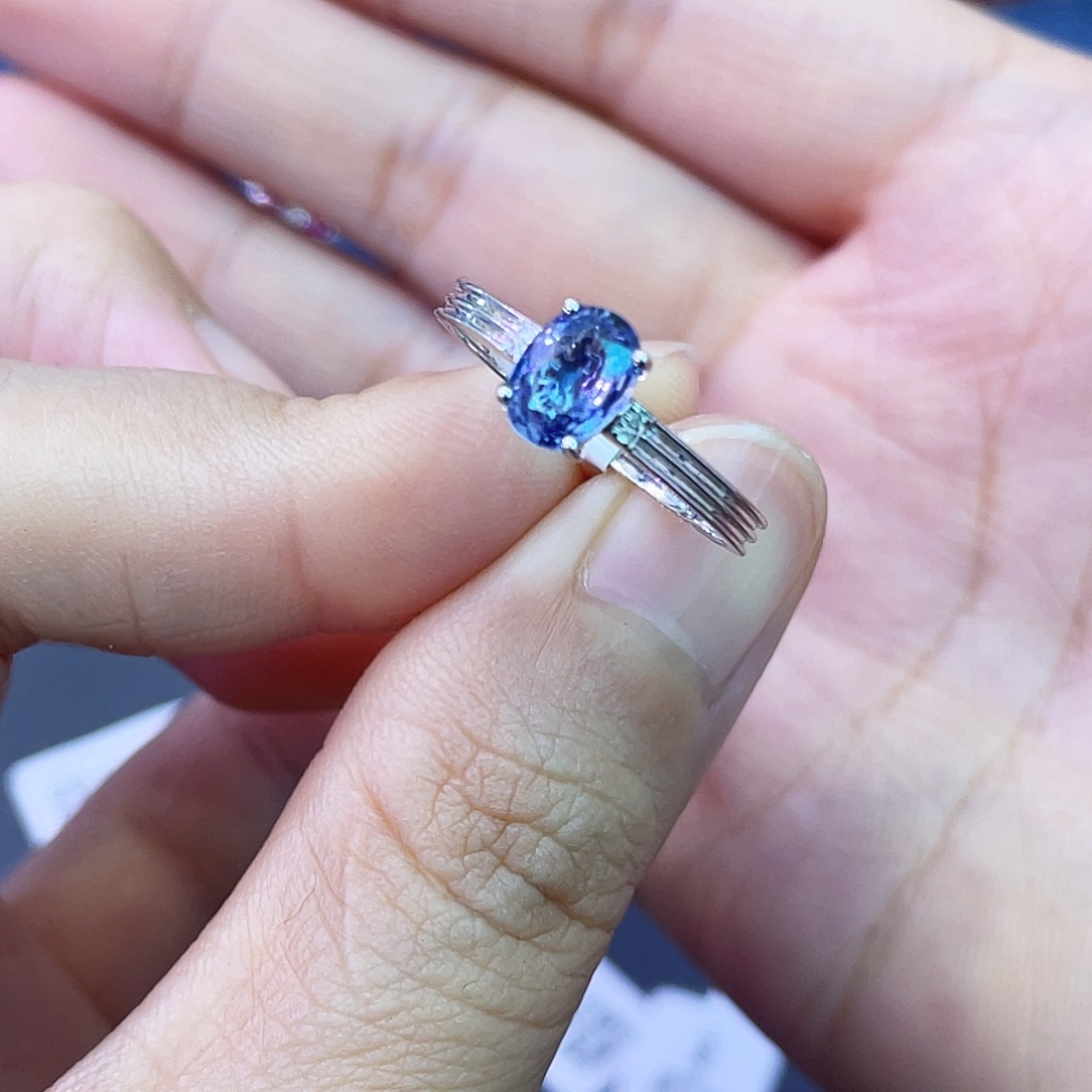 蓝宝石戒指18K金镶嵌1克拉矢车菊