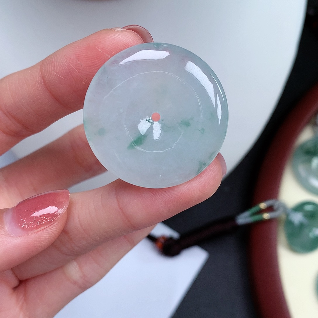 翡翠颈饰未镶嵌平安扣