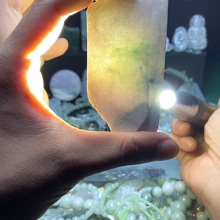 翡翠未镶嵌颈饰片料