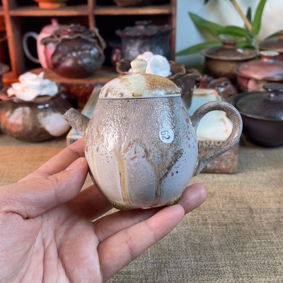 62紫紫壶。  柴烧。    容量140