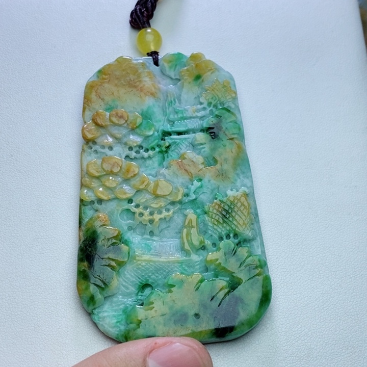 翡翠未镶嵌颈饰山水