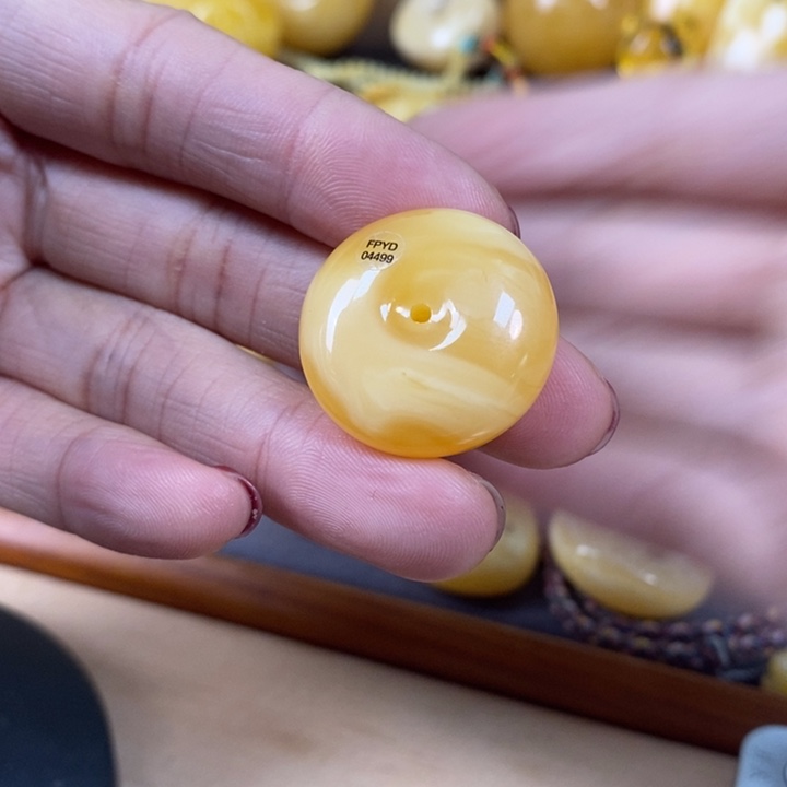 琥珀颈饰未镶嵌平安扣