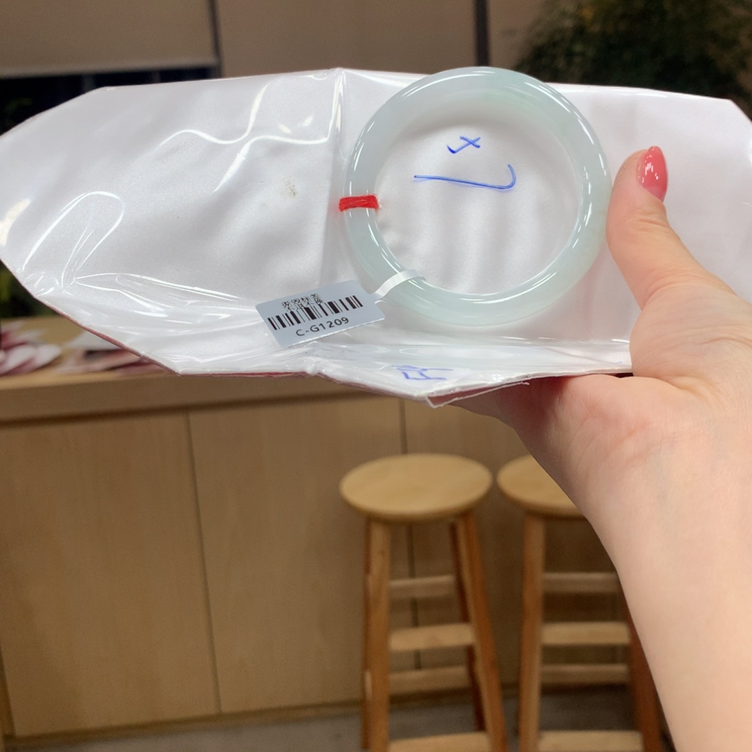 翡翠手镯未镶嵌不退不换