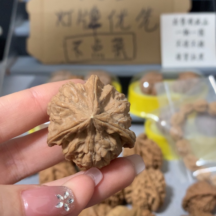 n***吧文玩核桃吊坠异形单只，有瑕疵