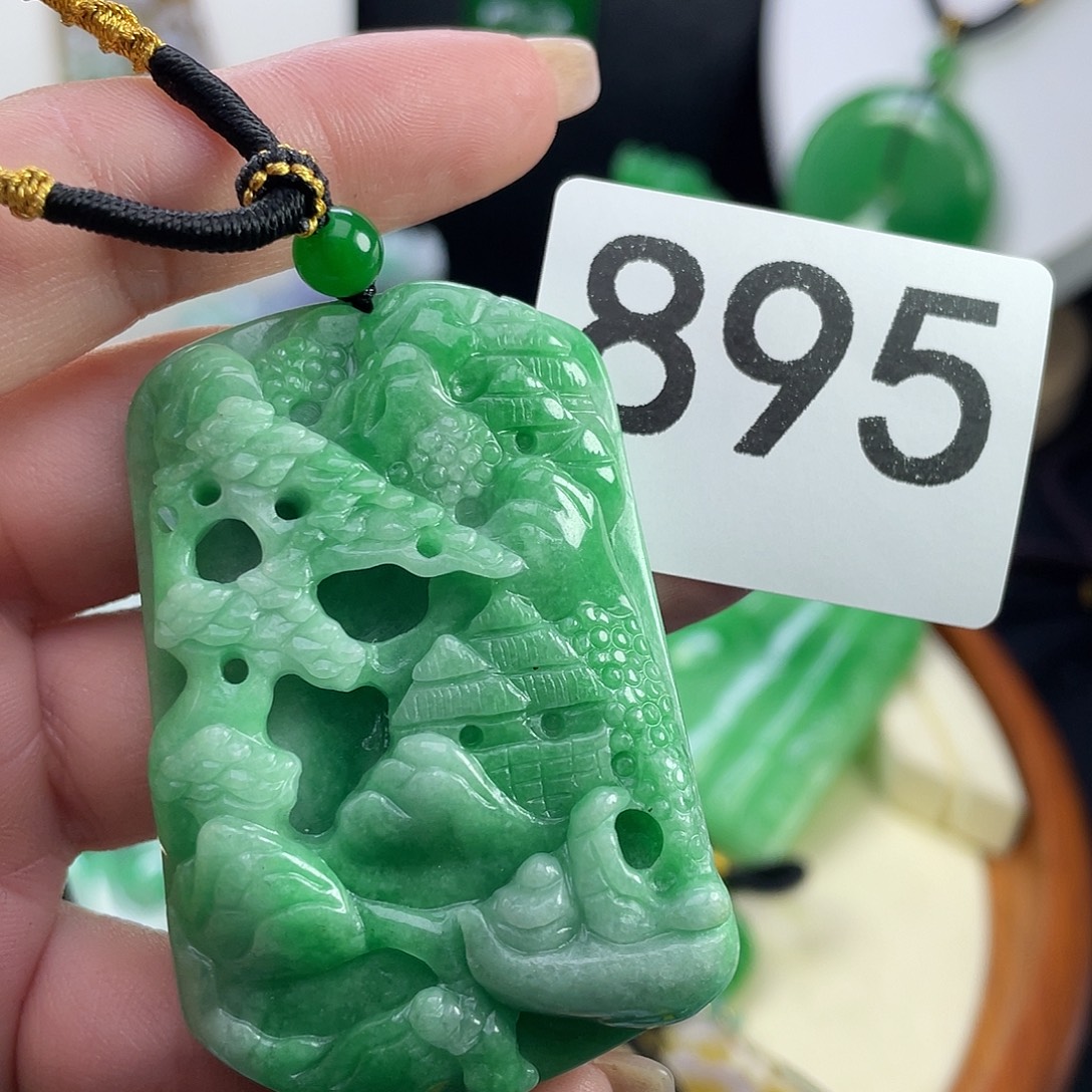 翡翠未镶嵌吊坠(赠链)