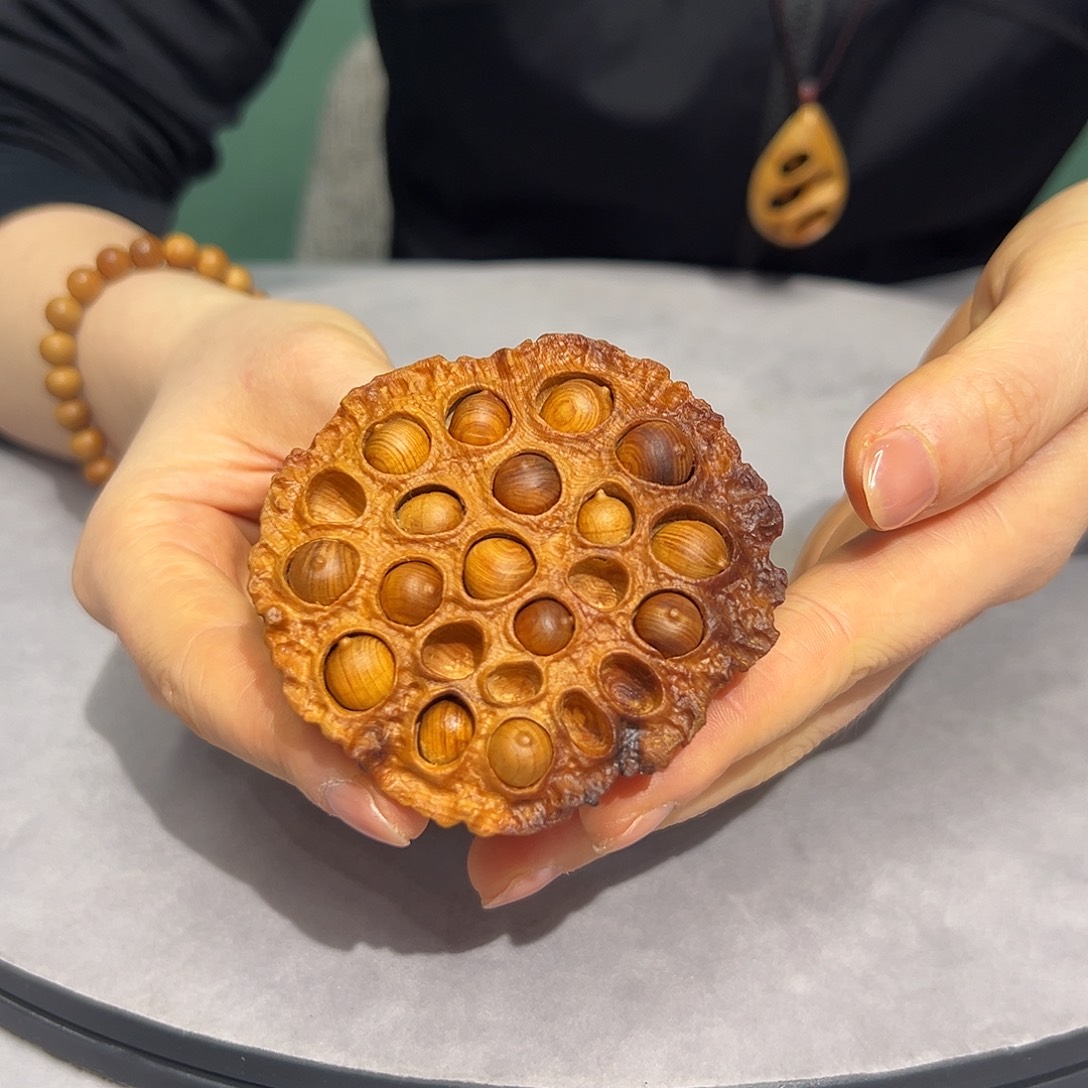 今***媚柏木（崖柏）莲蓬手把件