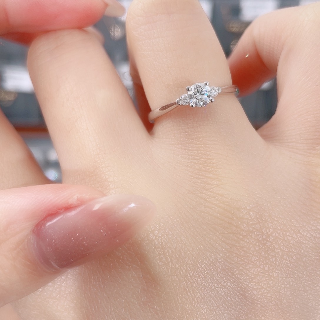 天然钻石戒指/指环18K金镶嵌H18090163