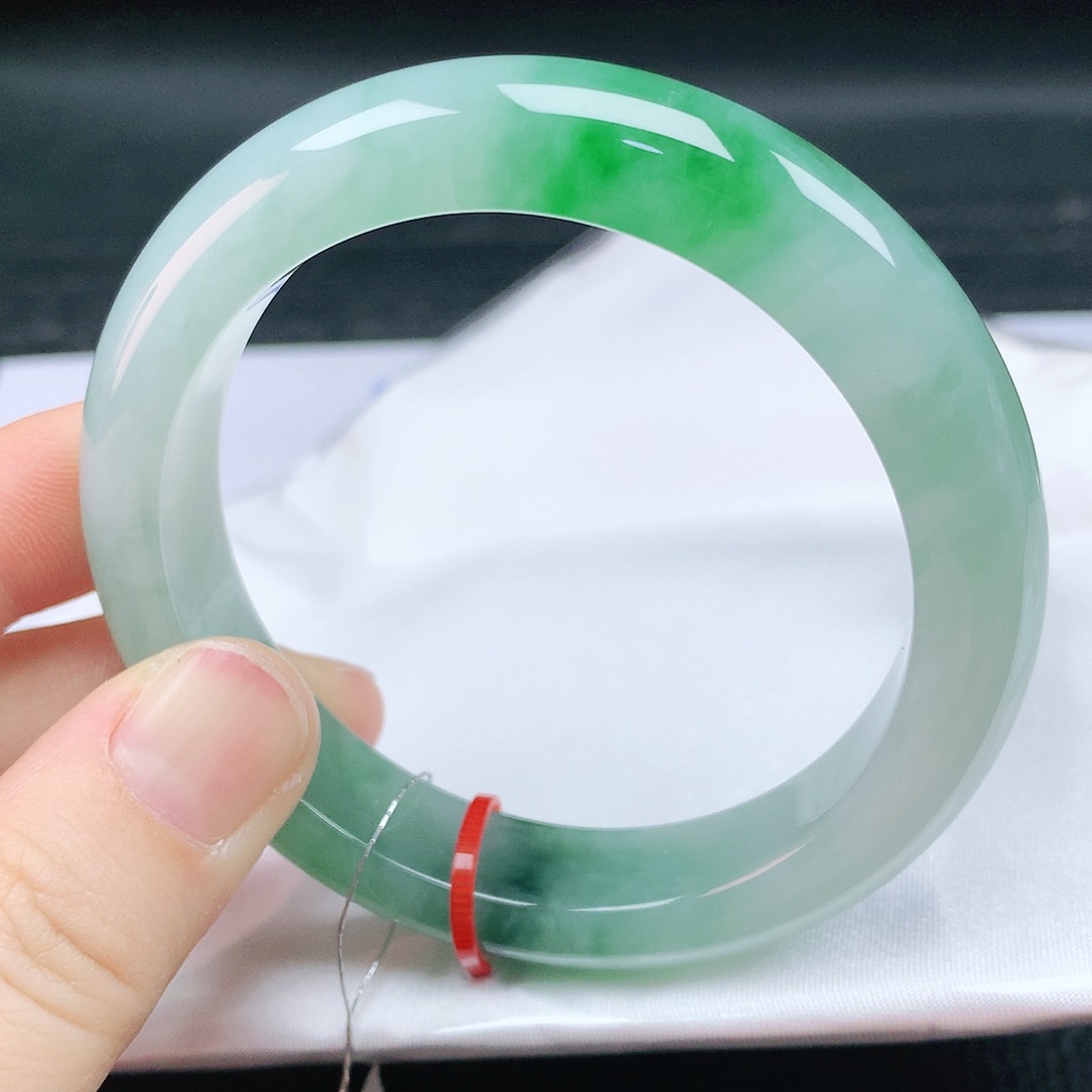 翡翠手镯未镶嵌56圈