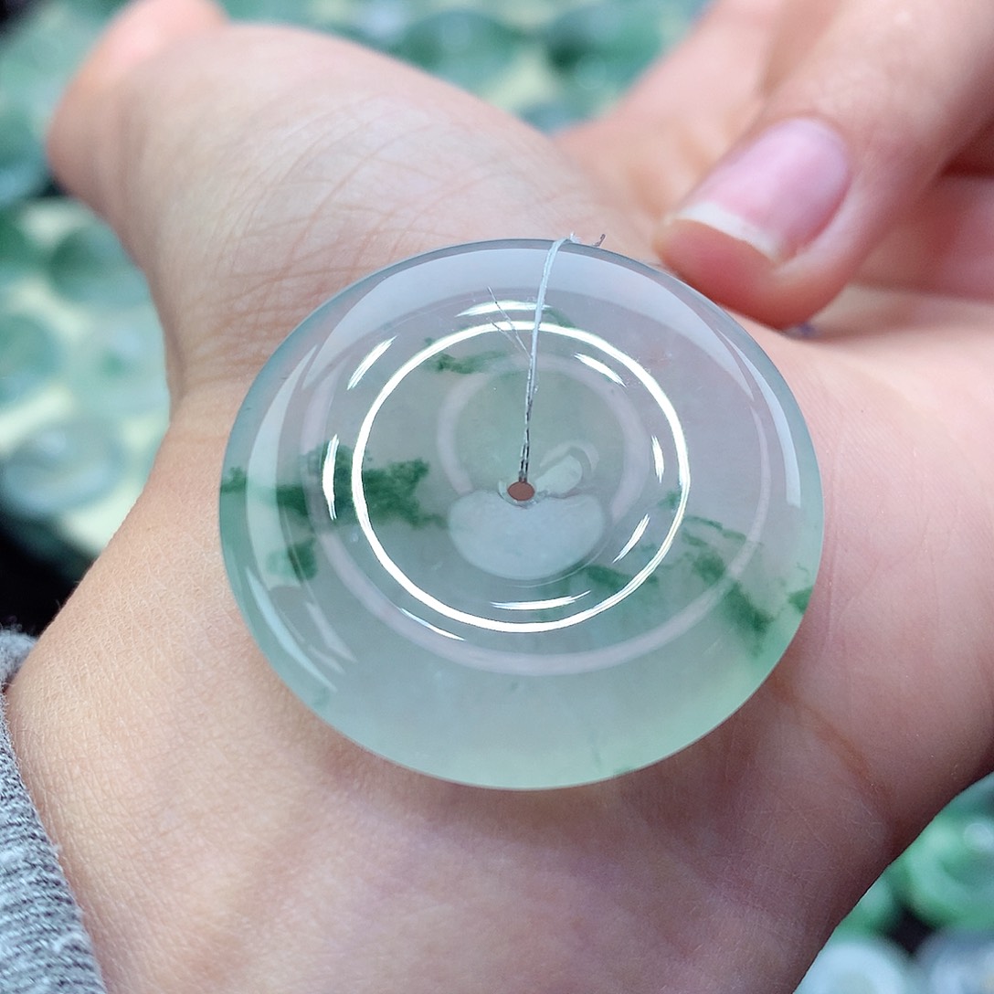 翡翠颈饰未镶嵌编号126。尺寸31.7-5.5