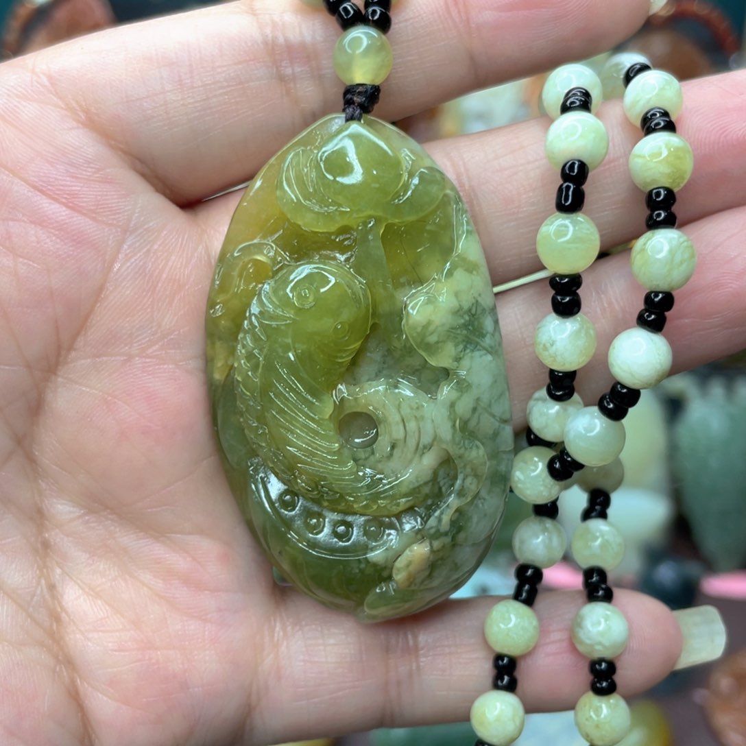 蛇纹石玉颈饰未镶嵌