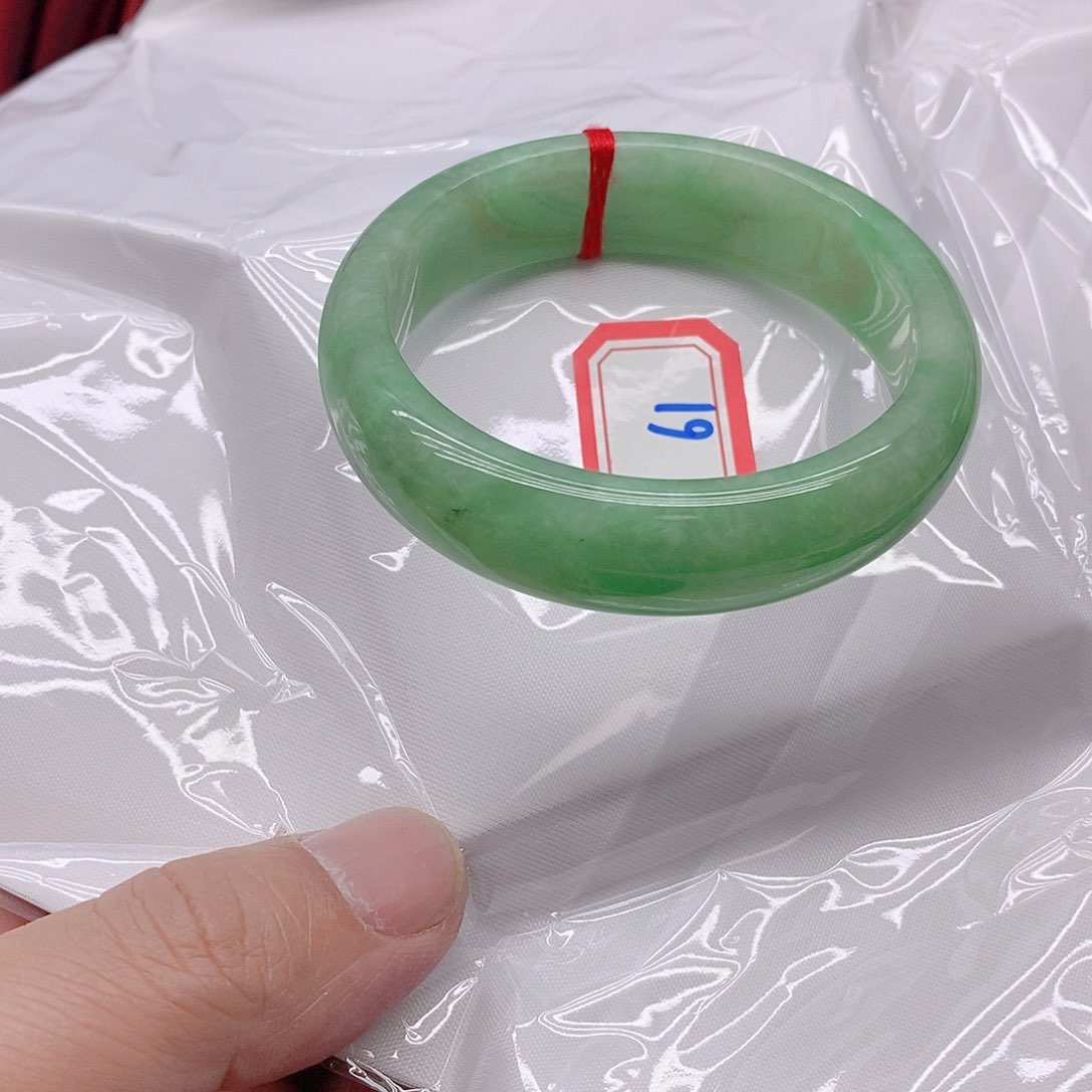 翡翠手镯未镶嵌绿*6111111111