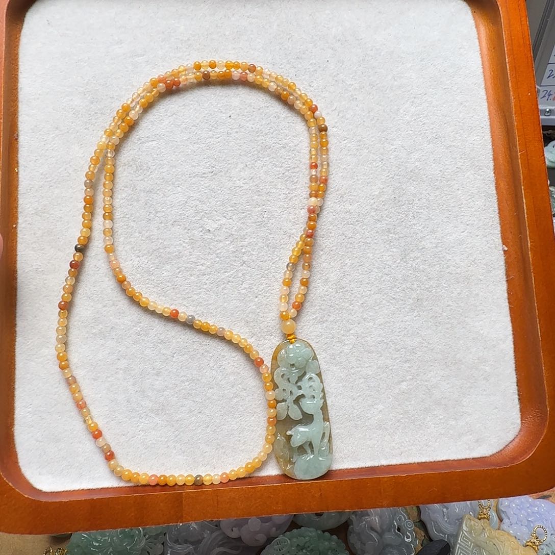 翡翠未镶嵌吊坠(赠链)