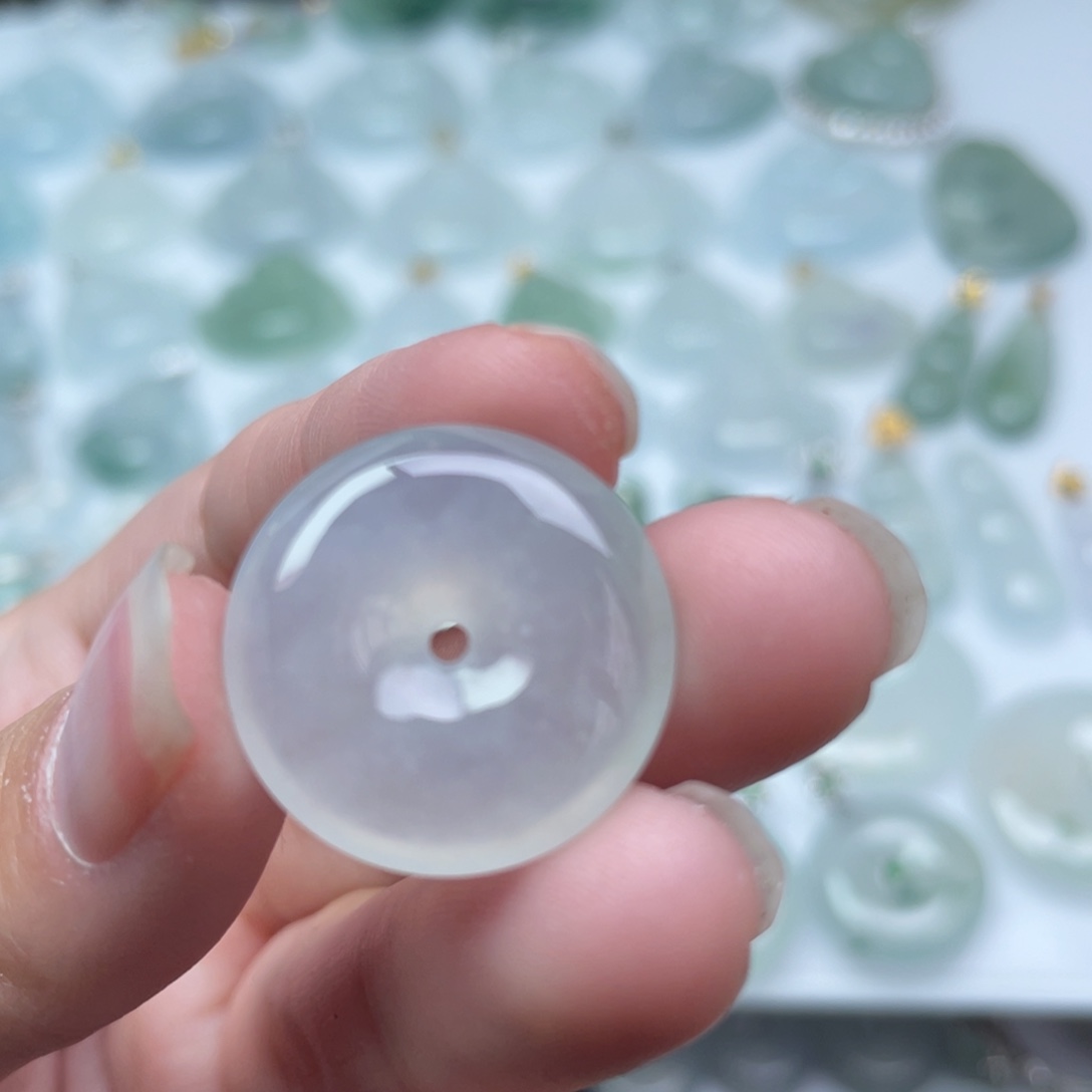 翡翠未镶嵌颈饰平安扣