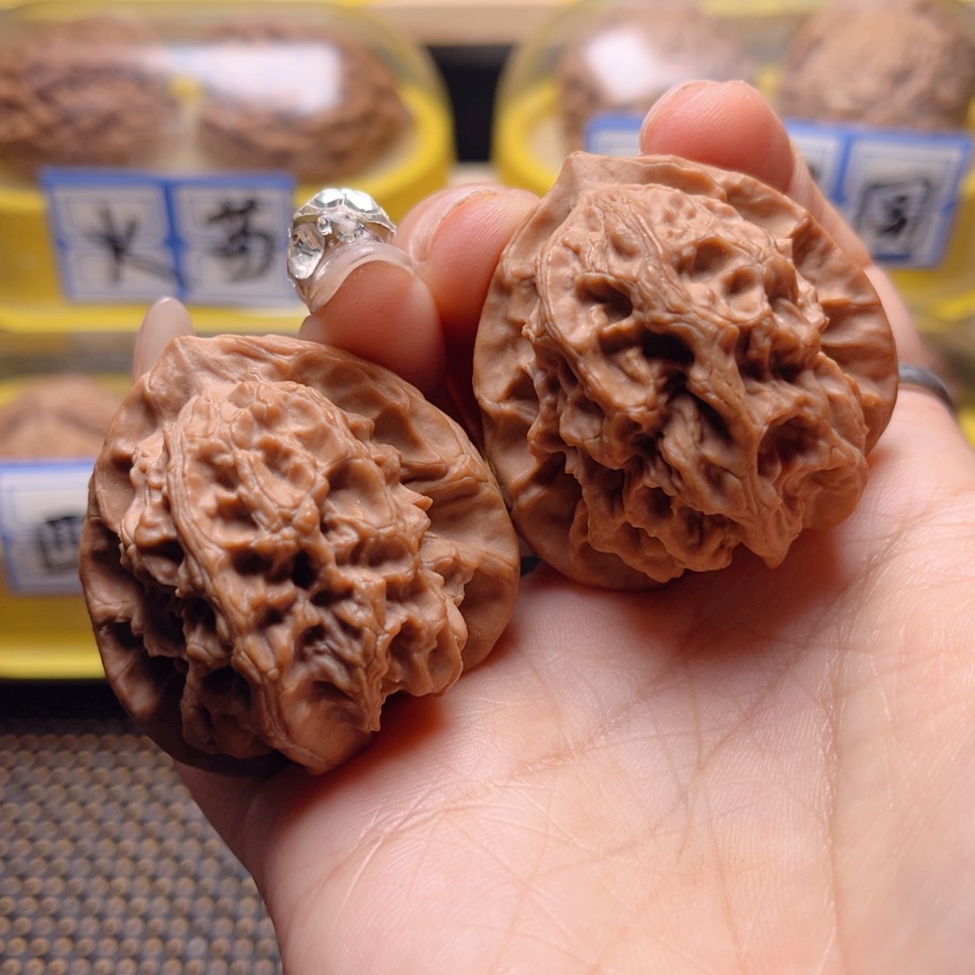 文玩核桃把件梨木台