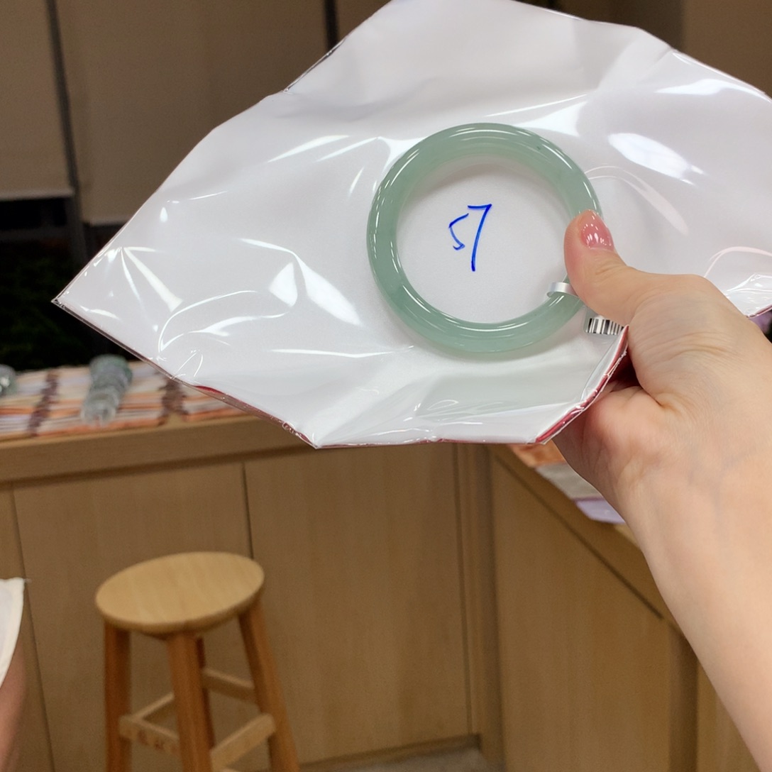 翡翠手镯未镶嵌不退不换