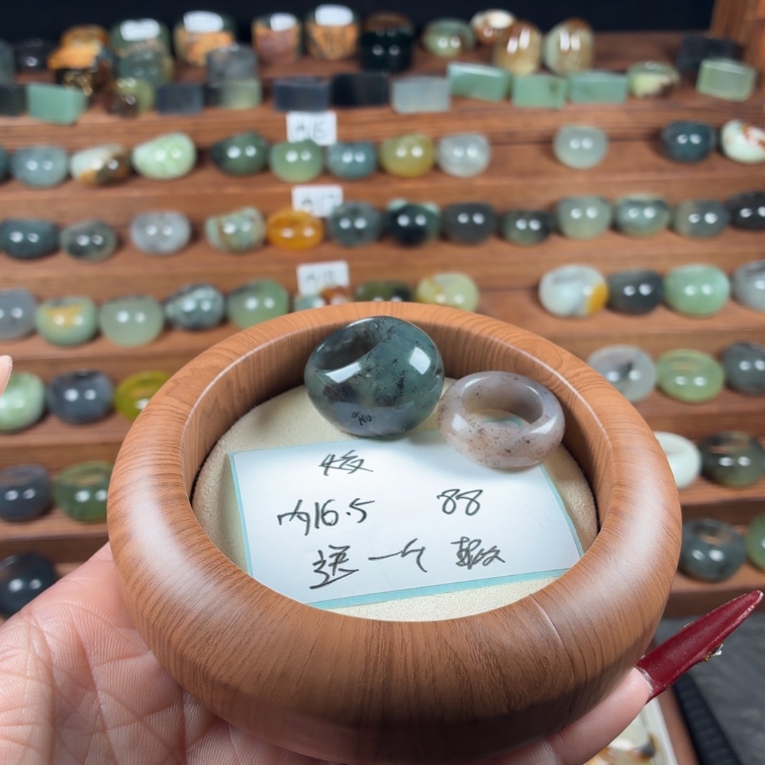 姣***蛇纹石玉未镶嵌戒指