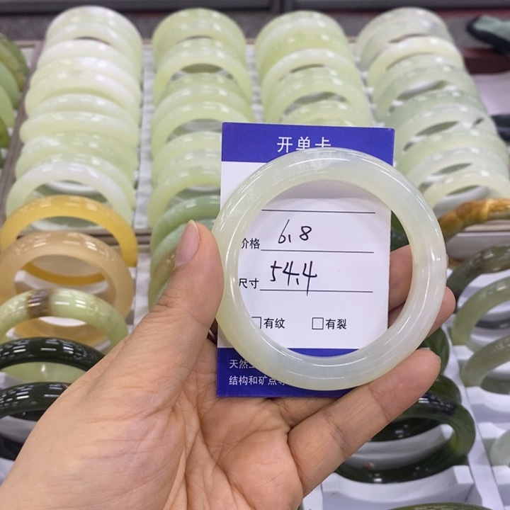 岫玉未镶嵌手镯（圆镯）