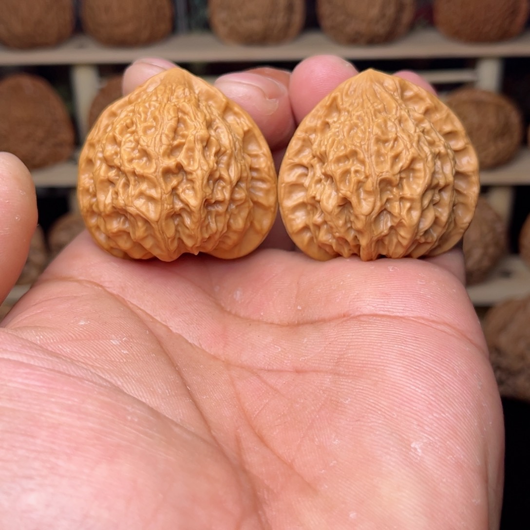 文玩核桃把件川****）文玩核桃把件40尺金牛