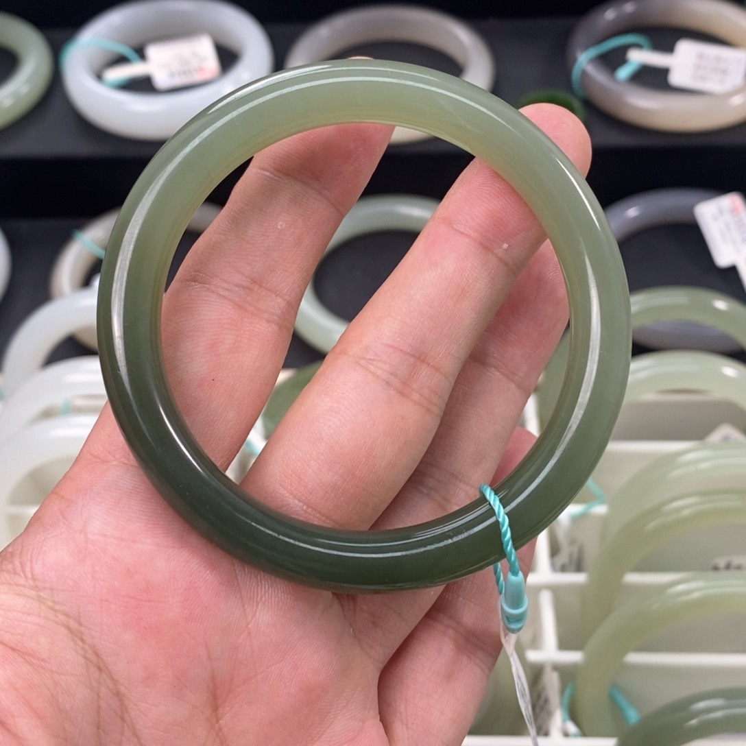 和田玉手镯未镶嵌5758微瑕