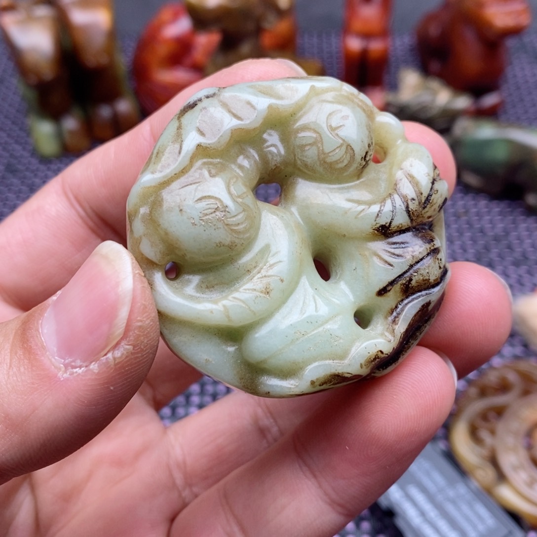 蛇纹石玉颈饰未镶嵌